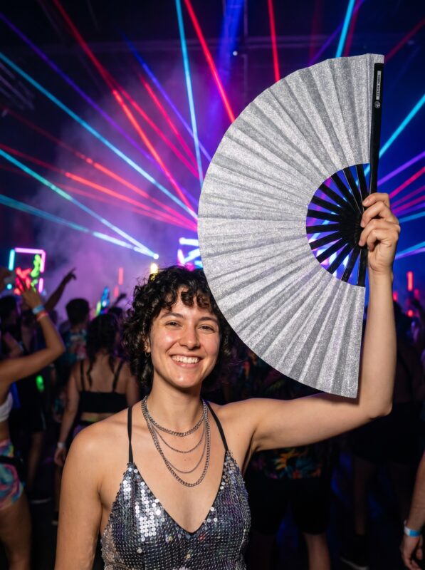 Festival Fan – srebrny z brokatem, błyszczące akcesorium na Rave i CSD